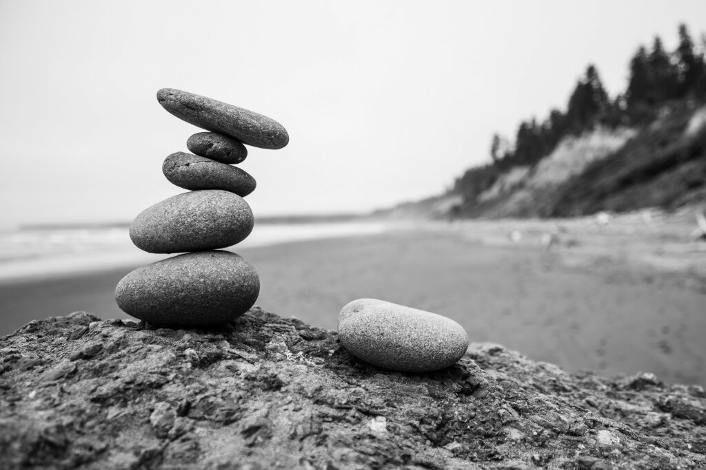 Een toren van stenen op een strand.